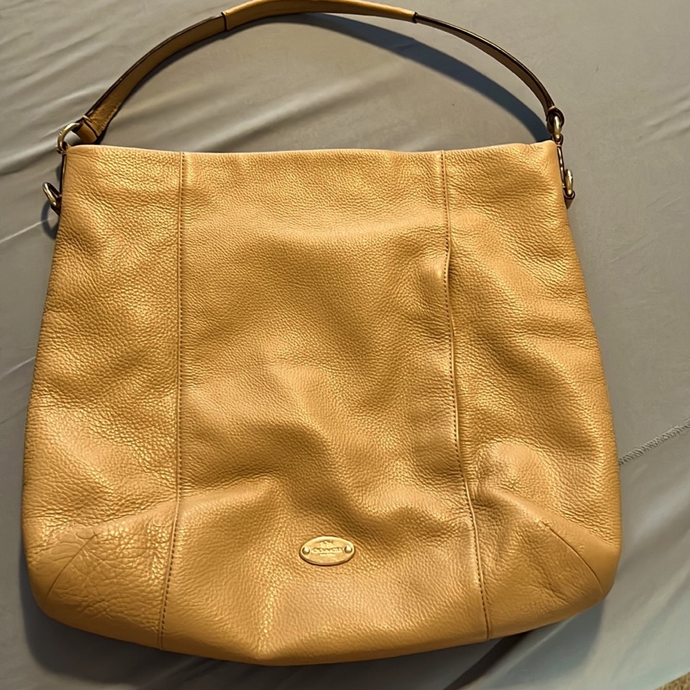 Nude Coach bag with 2 zipper pockets & phone pockets.